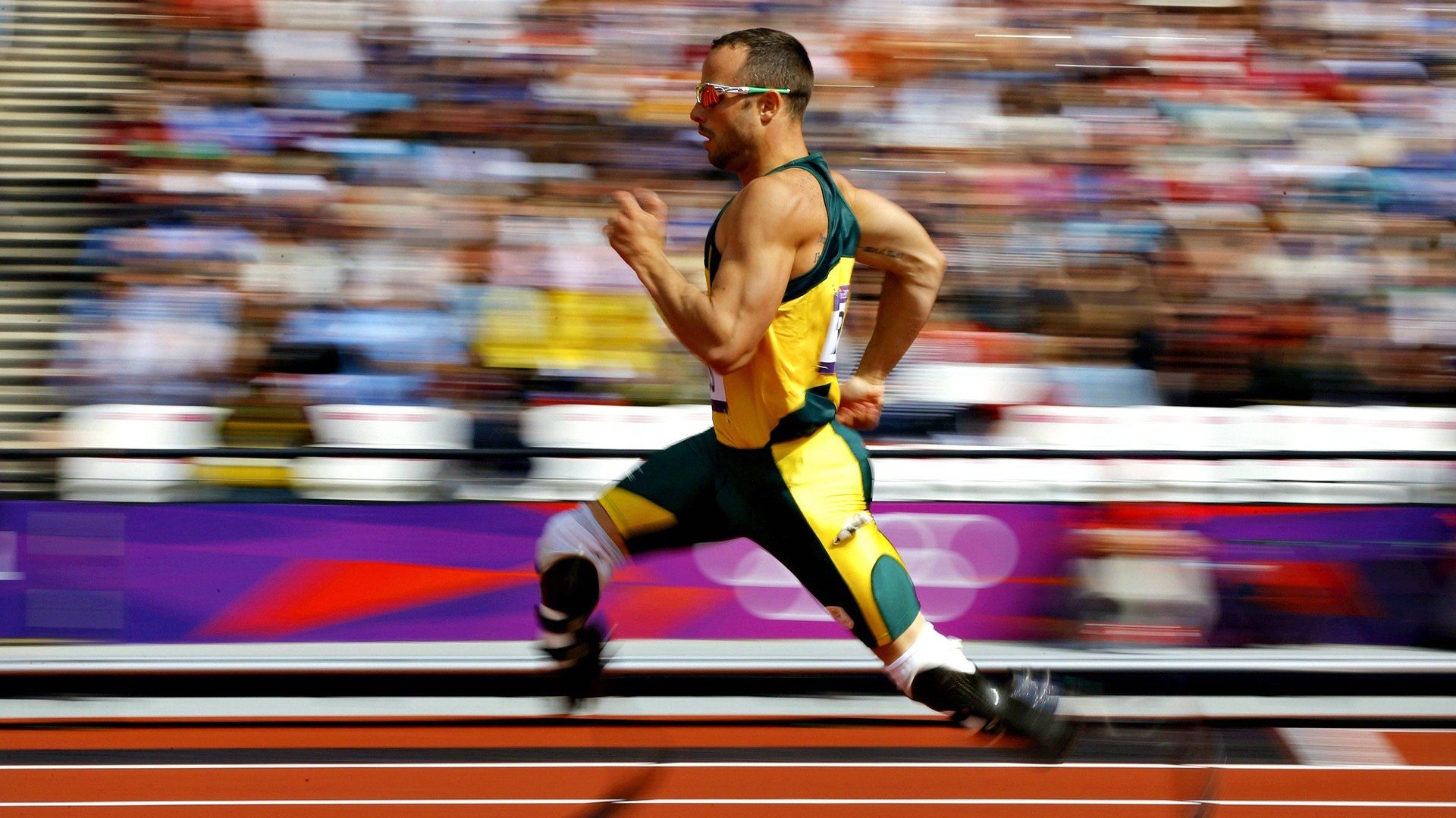 “冰封战场：北极雪道上的速度传奇”，北极冰峰