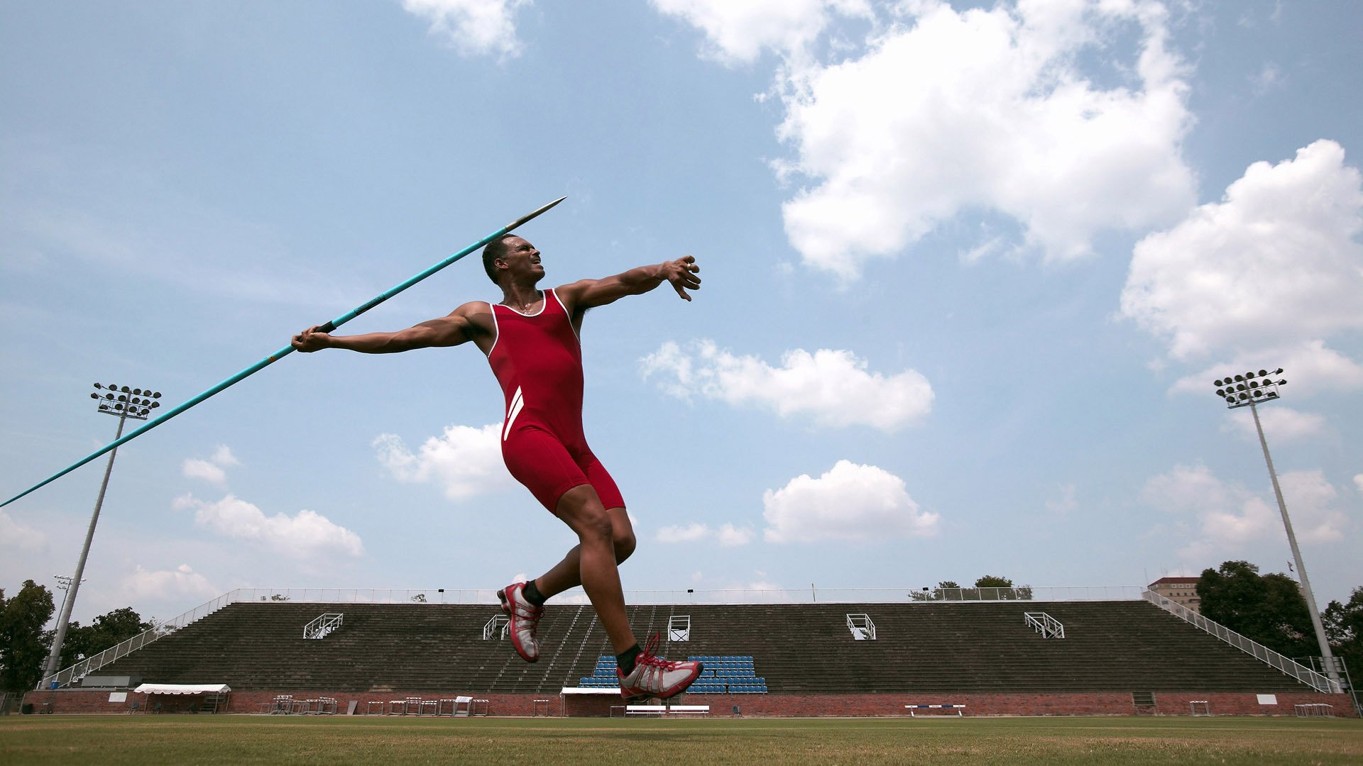 青少年极限绳索攀爬，跃上未知的高度，绳索攀登
